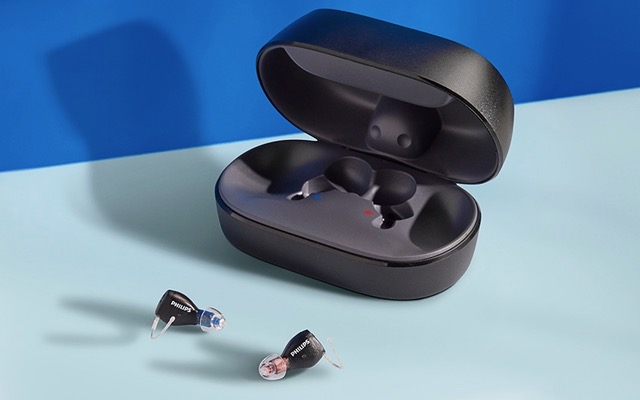 Încărcător Philips deschis, alături de cele două aparate HearLink NXT