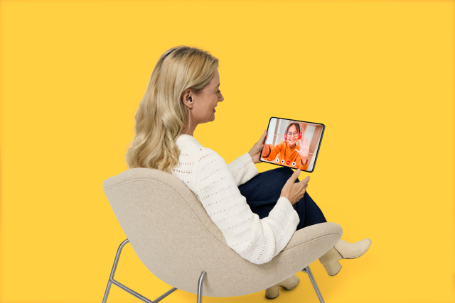 Utilizatoare Philips HearLink NXT într-o conversație video